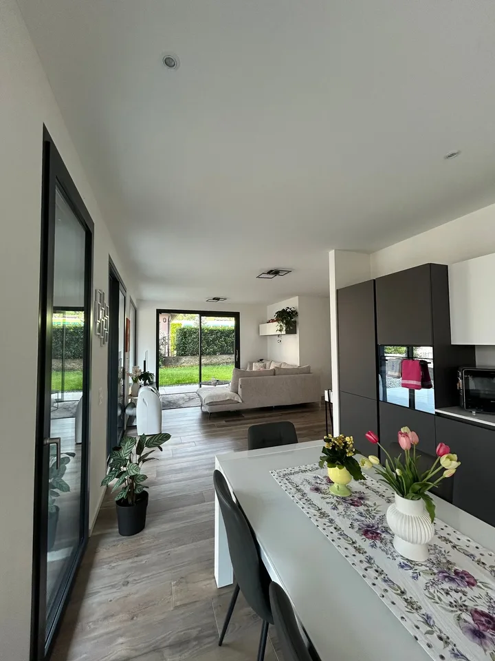 CANOBBIO - APPARTEMENT MODERNE DE 4.5 CHAMBRES AVEC JARDIN À VENDRE