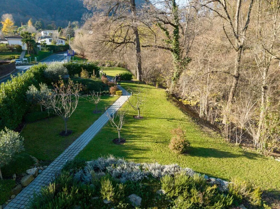 Moderne 4.5-Zimmer-Wohnung mit privatem Garten, Cheminée und Fitnessraum – eine Oase der Ruhe in Arcegno