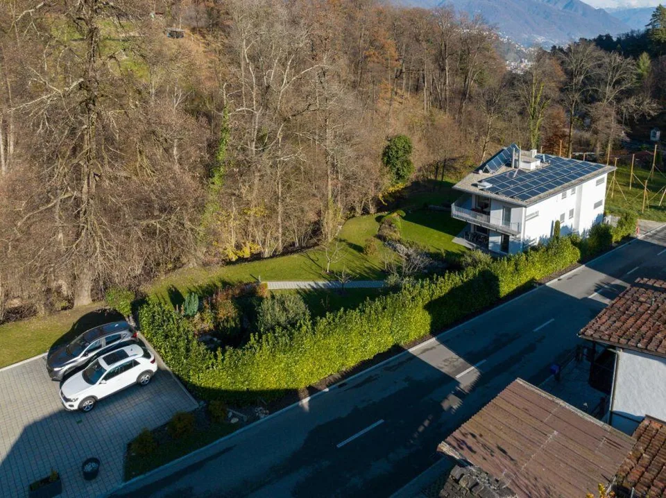 Moderne 4.5-Zimmer-Wohnung mit privatem Garten, Cheminée und Fitnessraum – eine Oase der Ruhe in Arcegno – Foto 6 von 6