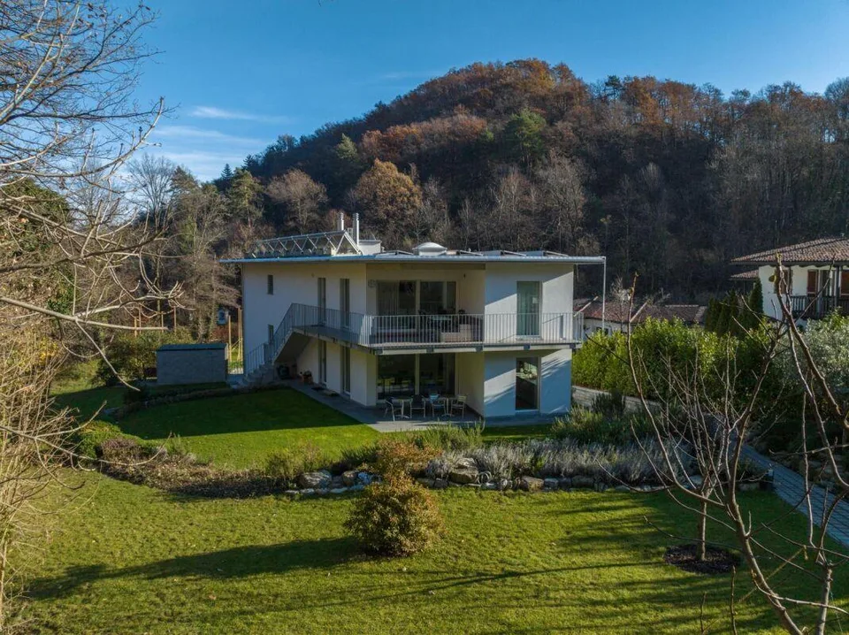 Moderne 4.5-Zimmer-Wohnung mit privatem Garten, Cheminée und Fitnessraum – eine Oase der Ruhe in Arcegno
