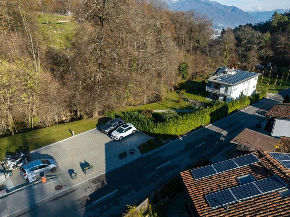 Moderne 4.5-Zimmer-Wohnung mit privatem Garten, Cheminée und Fitnessraum – eine Oase der Ruhe in Arcegno