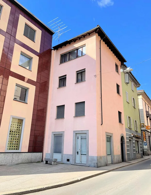 Wohnung mit zwei Ebenen + Wohnung zur Miete + Laden