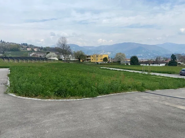 TERRENO DI 600 MQ CON LICENZA PER UNA VILLA A STABIO