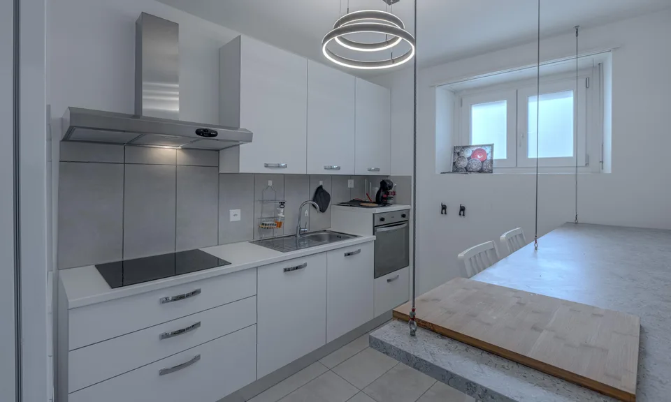 GELEGENHEIT - GERÄUMIGE 3.5 ZIMMER MIT BALKON IN LUGANO FIGINO