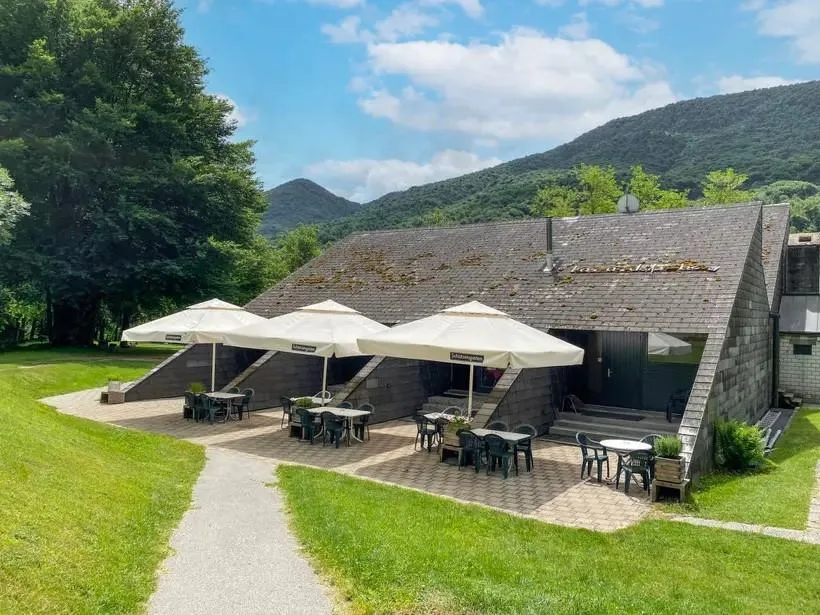 STRUTTURA TURISTICA CON RISTORANTE E PISCINA NEL MALCANTONE