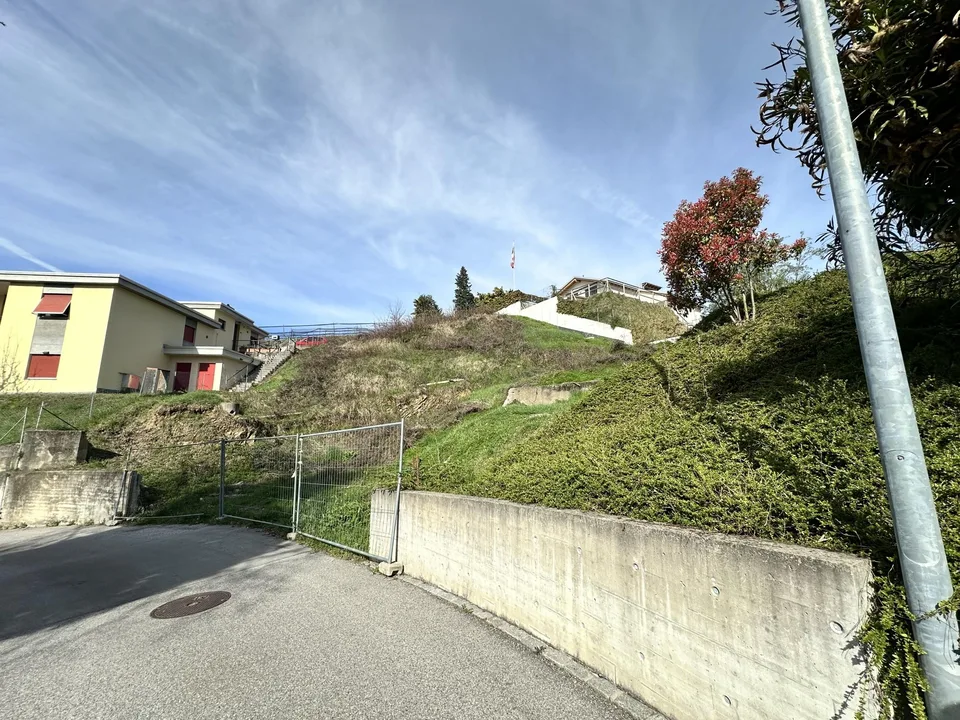 GRUNDSTÜCK MIT LIZENZ FÜR EINE PRESTIGE-VILLA IN COMANO