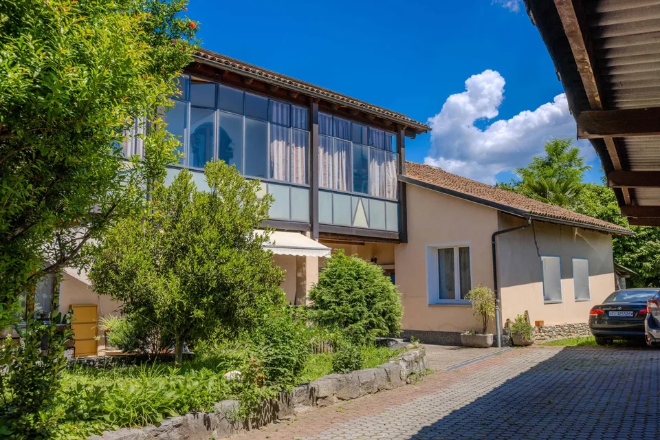 GROßES UND HELLER HAUS MIT 13 ZIMMERN IN NOVAZZANO