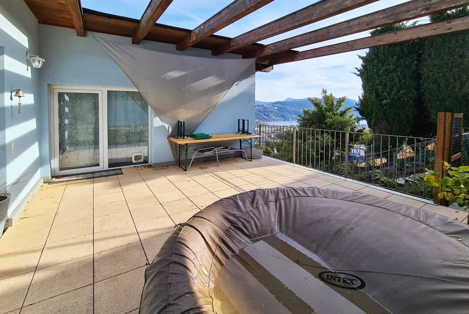 GERÄUMIGES ATTIKAWOHNUNG 5.5 MIT GROSSER TERRASSE UND SEEBLICK IN BIOGGIO