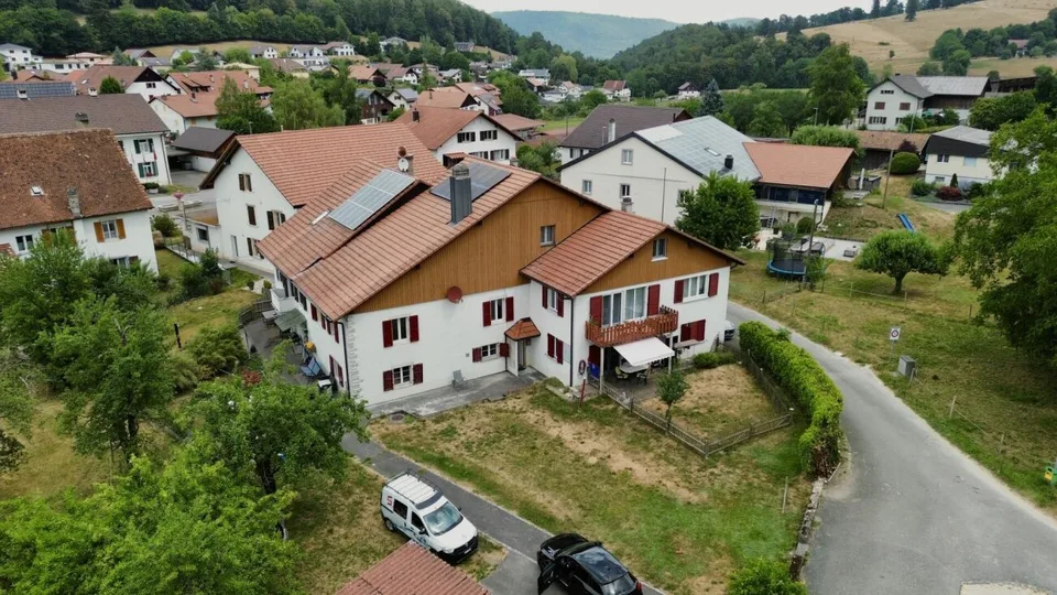 Charmantes Zweifamilienhaus mit grosszügigem Grundstück und Entwicklungspotenzial