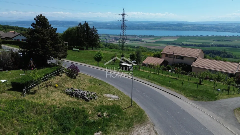 Terrain avec vue sur le lac