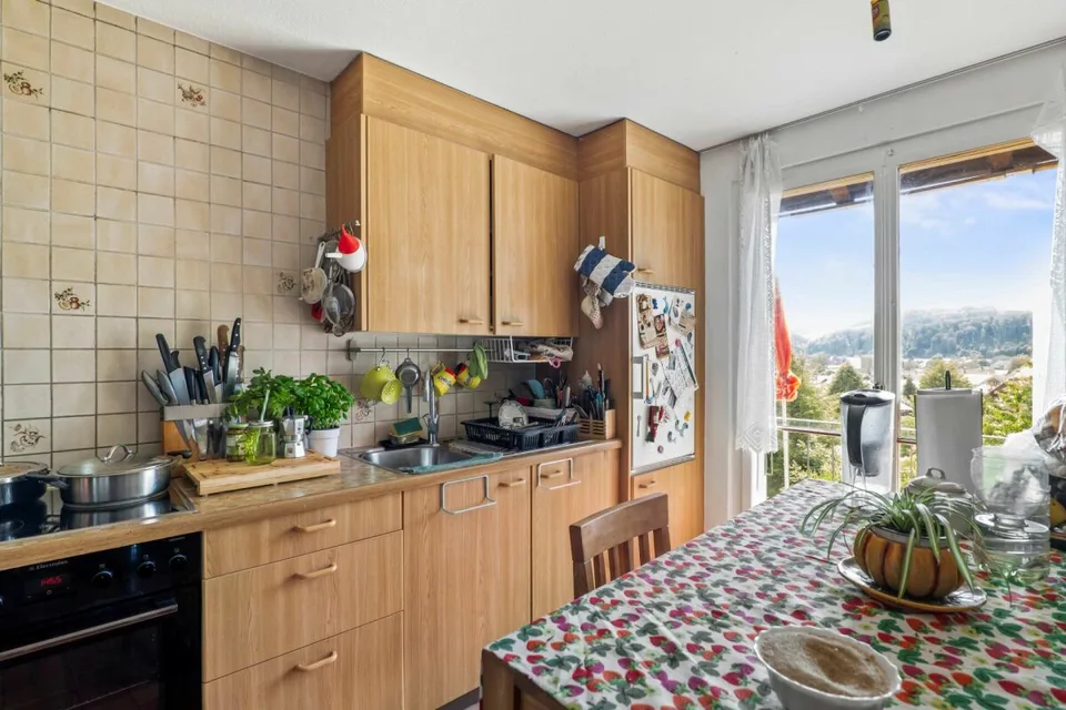 Casa trifamiliare con ampio spazio esterno e potenziale come investimento a Madiswil