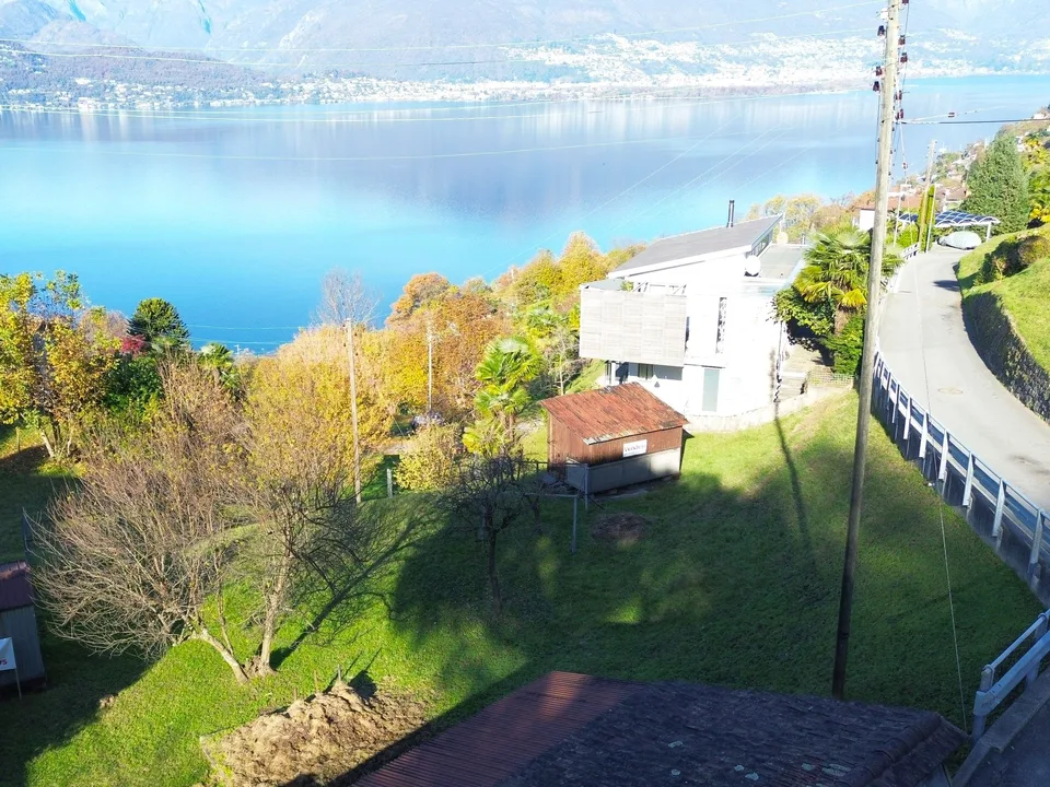 La tua casa dei sogni: terreno collinare con splendida vista sul lago