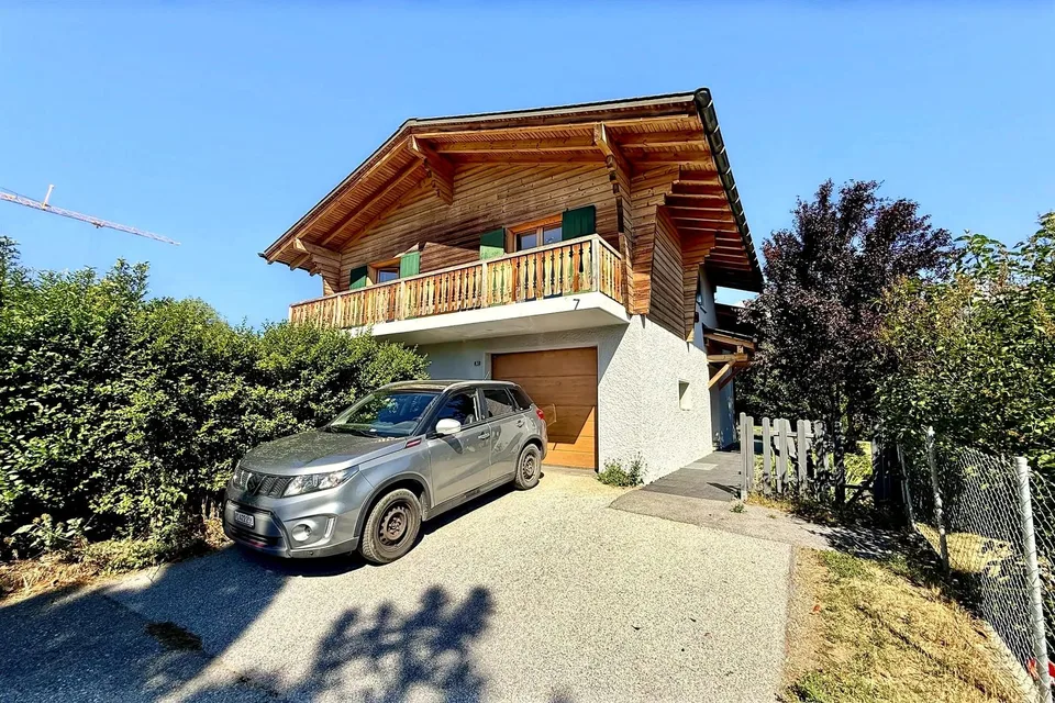 Maison rénovée de 5.5 pièces à 2 pas du centre du village de Lens et à quelques minutes de Crans-Montana, sur parcelle plane