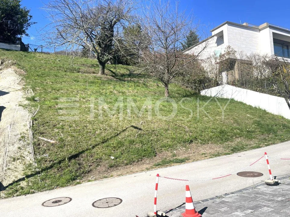 In zona soleggiata e panoramica