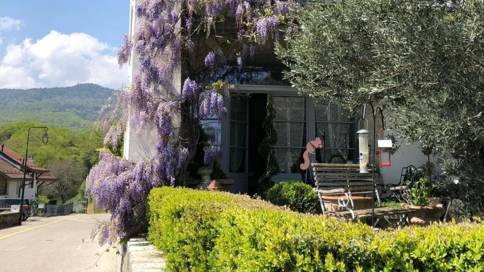 Maison de charme rénovée à vendre à Givrins