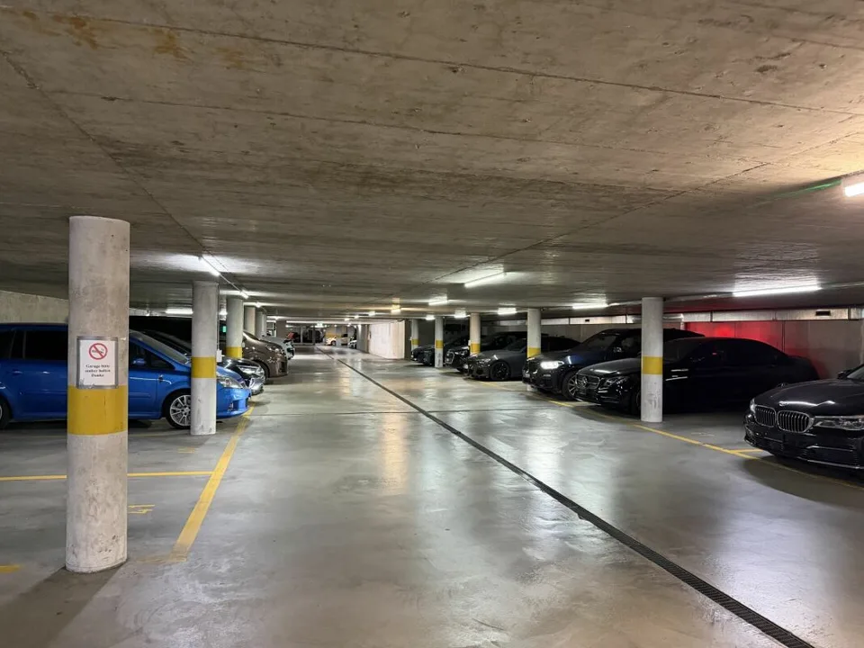 Posti auto sotterranei attraenti con collegamenti di trasporto ottimali a Haag