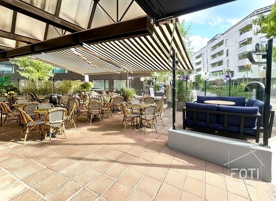 Local commercial avec terrasse.