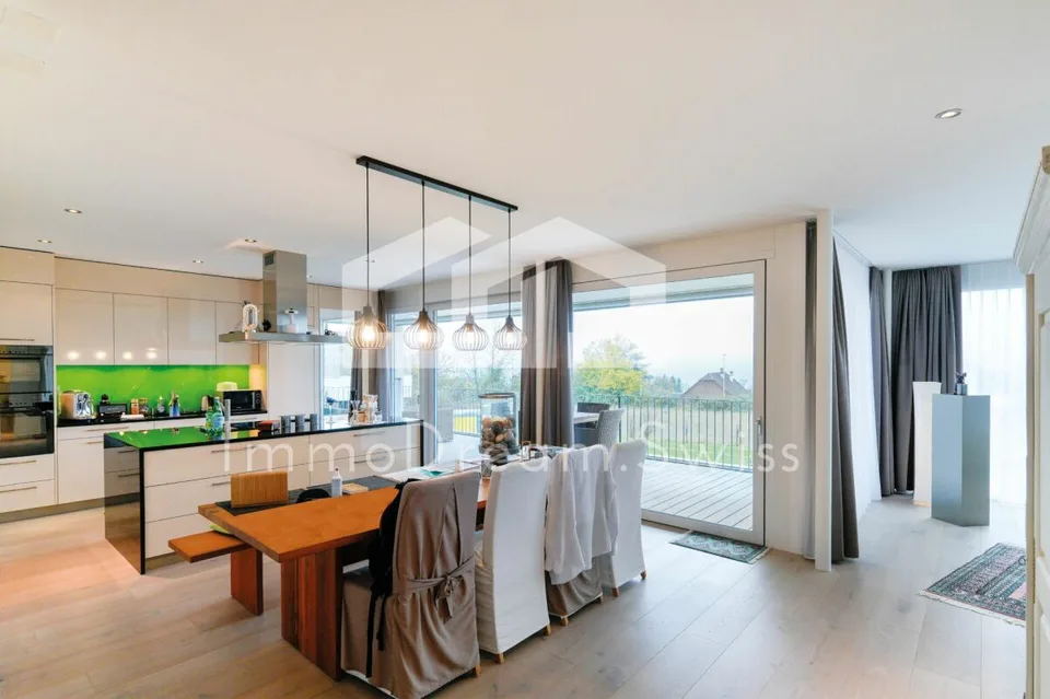 Modern designte, sowie grosszügige 5 Zi. Eigentumswohnung (2 FMH)