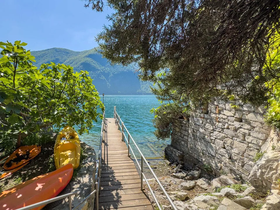 Maison avec vue sur le lac à rénover avec licence approuvée à Gandria