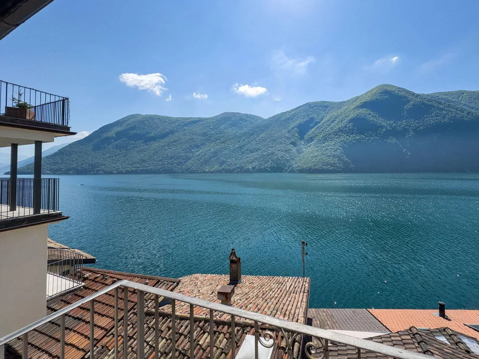 Maison avec vue sur le lac à rénover avec licence approuvée à Gandria