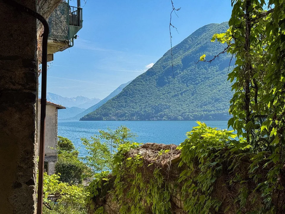 Maison avec vue sur le lac à rénover avec licence approuvée à Gandria