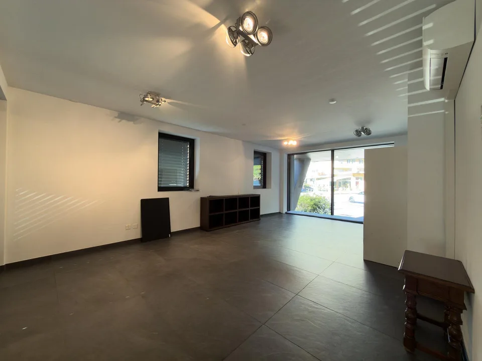 Ufficio open space a Massagno con vetrine su strada e 3 posti