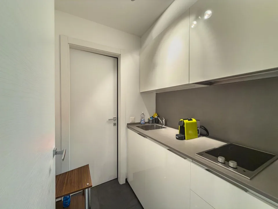 Ufficio open space a Massagno con vetrine su strada e 3 posti