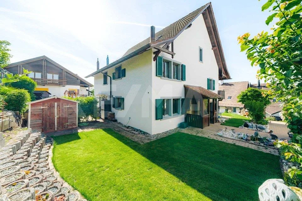 Parfait pour les Familles : Maison Semi-Détachée avec Jardin et Idéalement Située au Centre