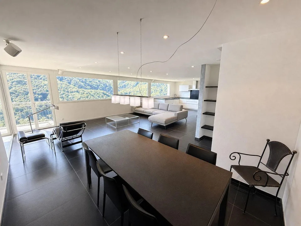 Casa plurifamiliare con grande potenziale e terreno edificabile incluso