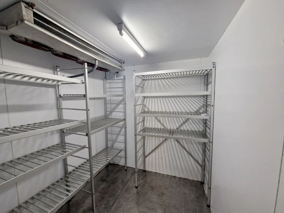 Möbliertes und ausgestattetes Restaurant