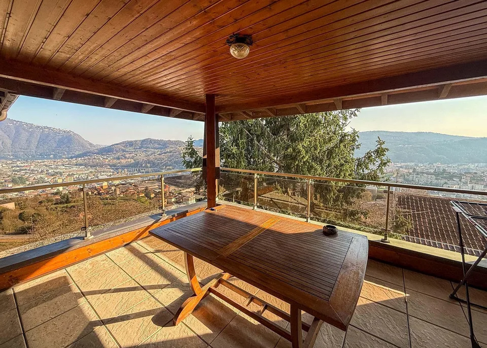 Appartement 3.5 pièces avec terrasse et vue dégagée à Vacallo