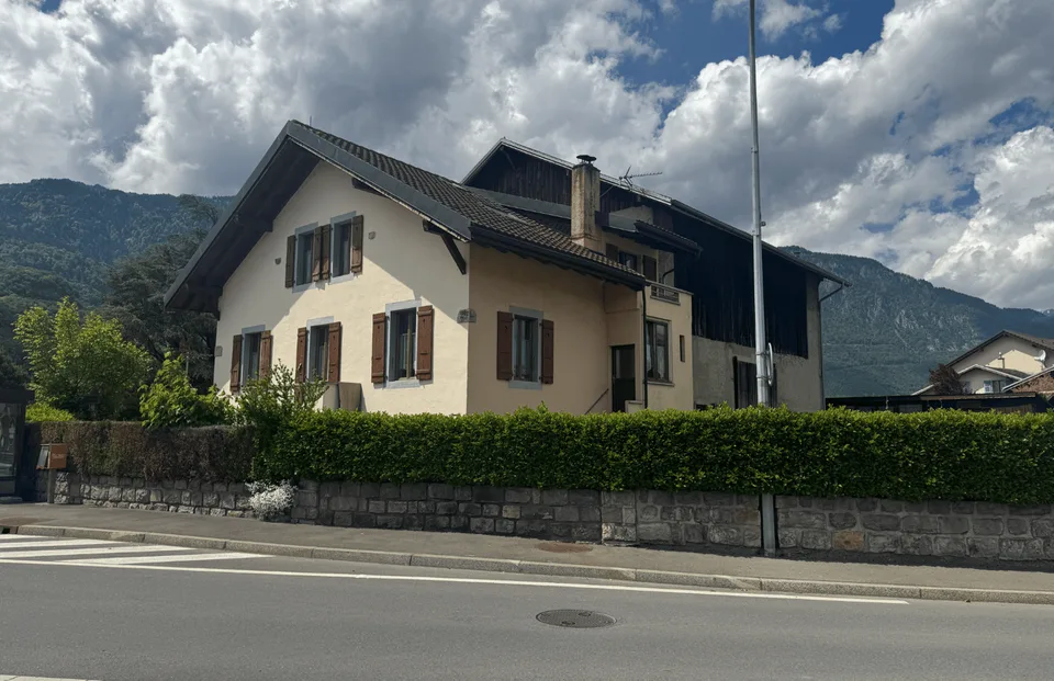 Gelegenheitsentwickler – Bewohnbare Farm + Scheune zur Entwicklung – Collombey