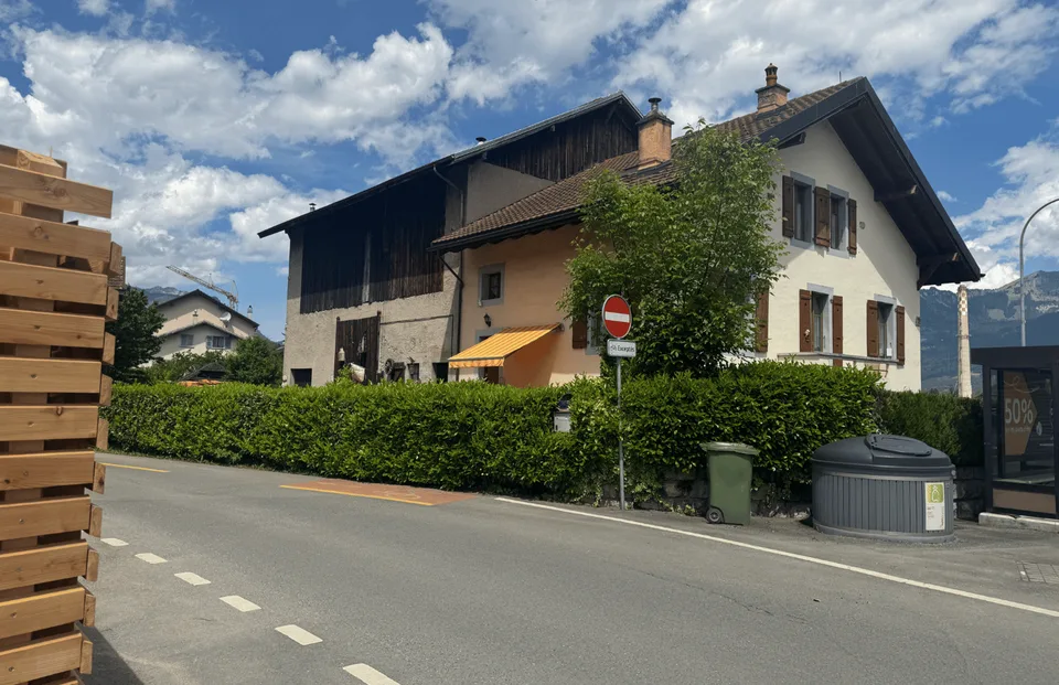 Sviluppatore occasionale – Fattoria abitabile + Fienile da sviluppare – Collombey