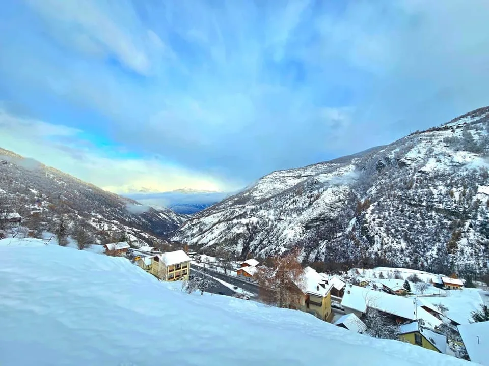 Ausstattetes Grundstück von 1047 m2 mit Blick auf die Berge und das Tal im Val d'