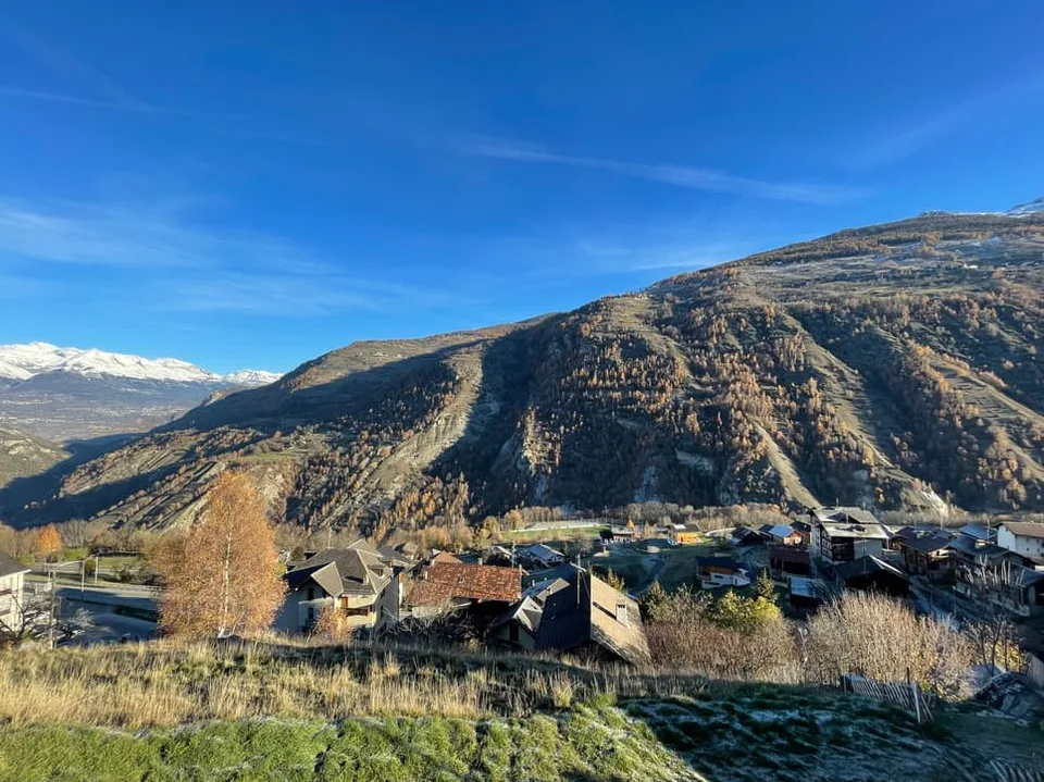 Ausstattetes Grundstück von 1047 m2 mit Blick auf die Berge und das Tal im Val d'