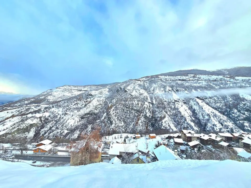 Réservé: Terrain équipé de 1047 m2 avec vue sur les montagnes et la vallée dans
