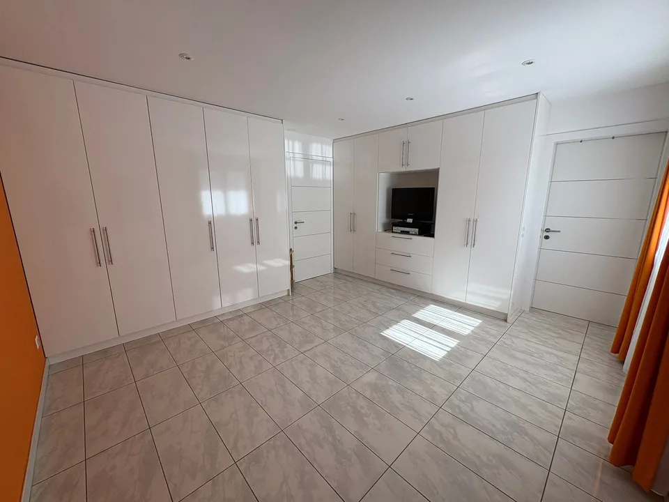 Eleganz und Ruhe: 5.5 Zimmer in Grono mit Blick auf die Landschaft! – Foto 6 von 15
