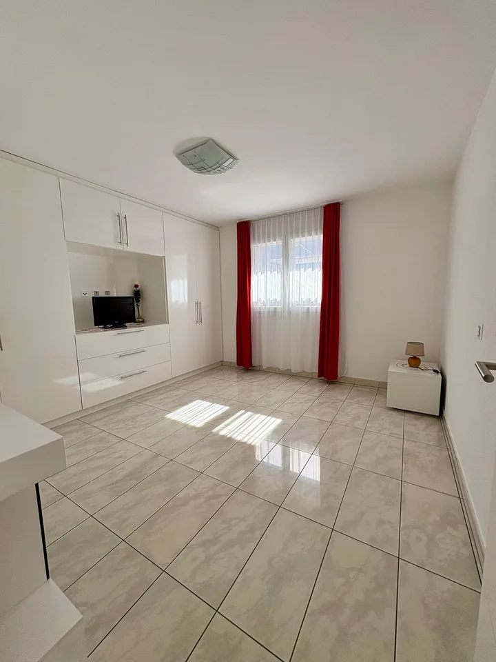 Eleganz und Ruhe: 5.5 Zimmer in Grono mit Blick auf die Landschaft! – Foto 7 von 15