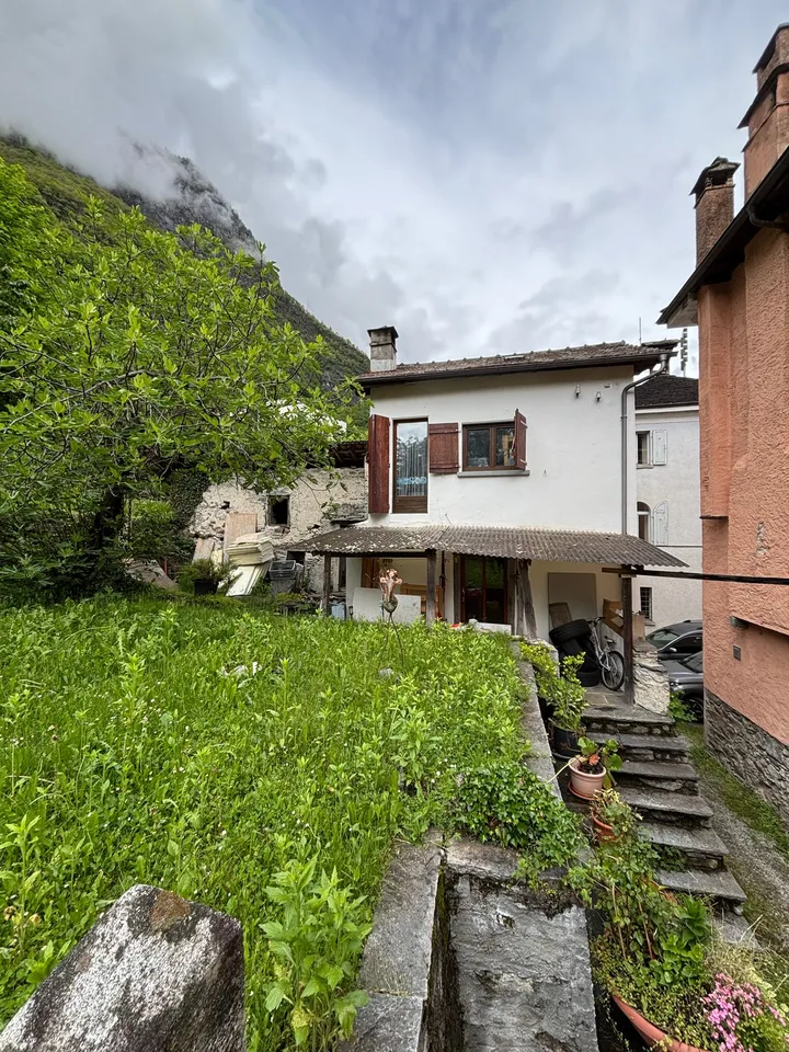Häuschen zur Renovierung mit Abstellraum in Lostallo (GR)