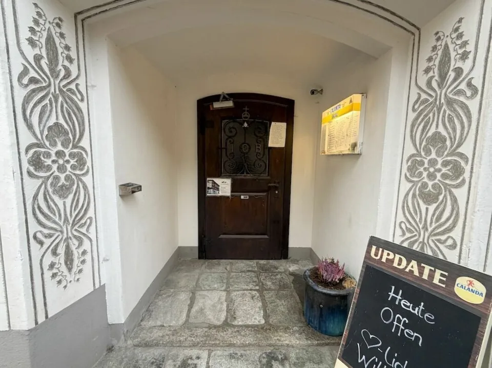 Bell'albergo con appartamento e camera benessere per gli ospiti in vendita