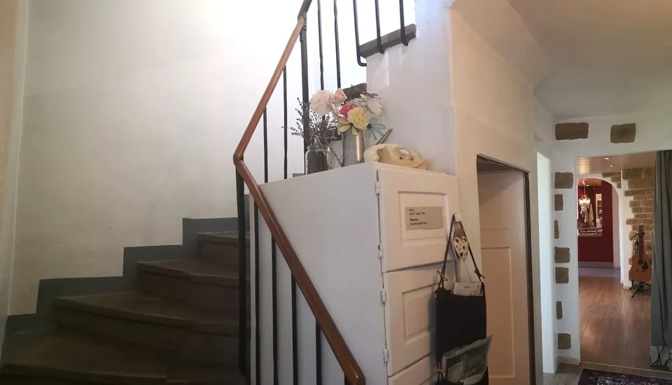 Großes Familienhaus mit 8,5 Zimmern in Lajoux, Möglichkeit zur Vermietung von Gästezimmern