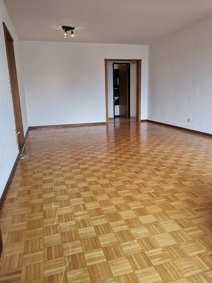 Zu verkaufen in Delémont: 3.5-Zimmer-Wohnung, mit privater Garage, Blick auf die Stadt