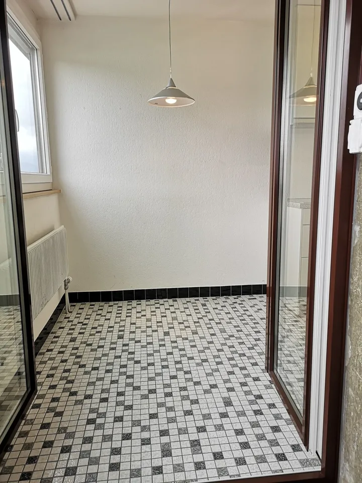 Zu verkaufen in Delémont: 3.5-Zimmer-Wohnung, mit privater Garage, Blick auf die Stadt