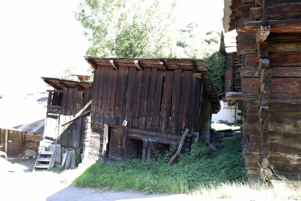 Mehrere Schuppen mit Scheune zur Renovierung im Dorf Brignon