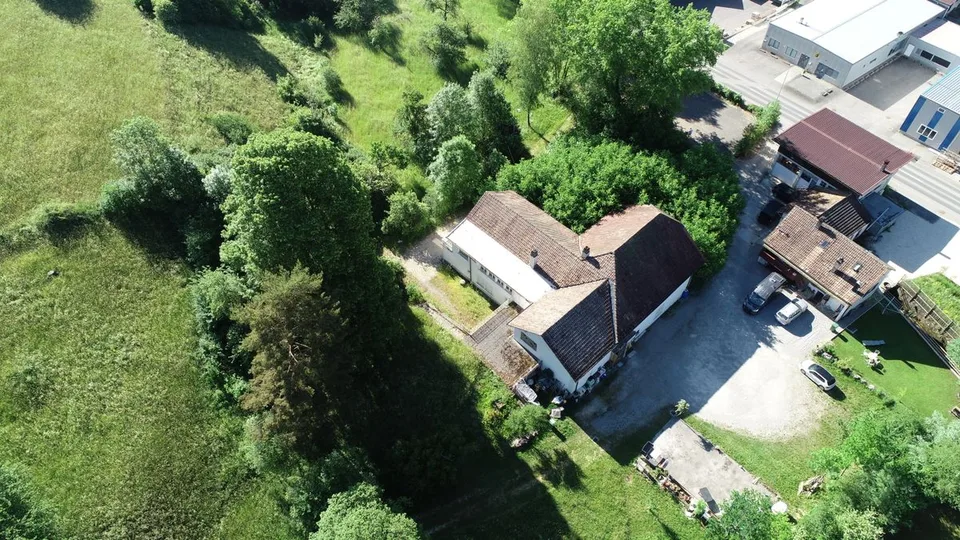 Propriété de caractère avec 3 appartements et terrain à bâtir à Perrefitte