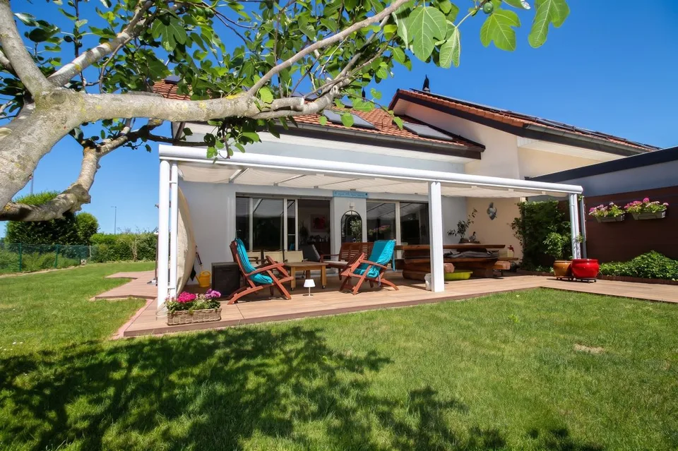 Villa jumelle avec belle terrasse et jardin