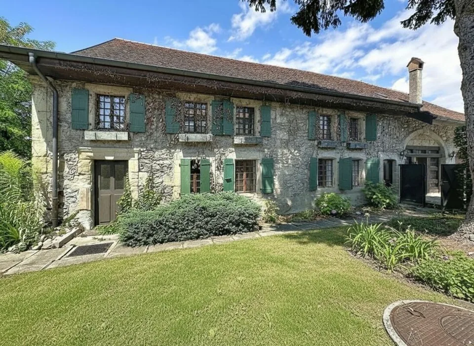 PROPRIETE ATYPIQUE SUR PLUS DE 6'000 M2 EN COURS DE RÉNOVATION, NON SOUMISE A LA LDFR