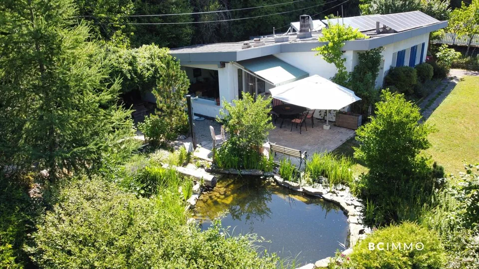 Propriété individuelle avec jardin arboré, bassin naturel et excellentes performances énergétiques