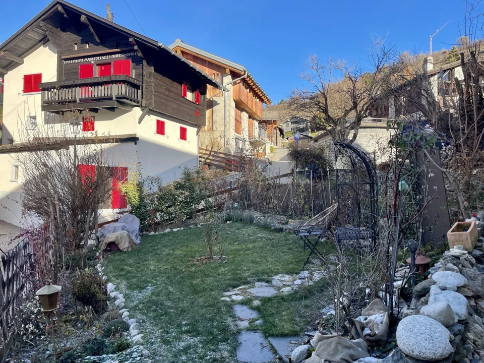 Charming renovated 2.5 room attic apartment with garden in Icogne, 10 minutes from Crans-Montana