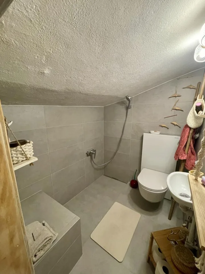 Charmante, renovierte 2,5-Zimmer-Dachgeschosswohnung mit Garten in Icogne, 10 Minuten von Crans-Montana entfernt – Foto 9 von 10